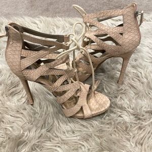 I’m selling Sam & Libby high heels